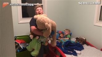 哥哥講床邊故事　老爸埋伏門後嚇壞人