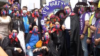 拉抬子弟兵！燦柯侯萬聖節變裝超搶鏡