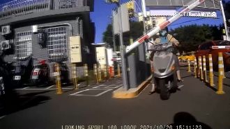 騎士疑逃票跟前車　遭停車場柵欄砸臉