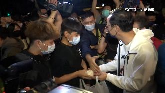 藍營宿凱道首日　朱立倫到場發宵夜