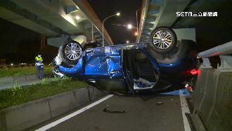 匝道轎車失控自撞　橫躺對向機車道