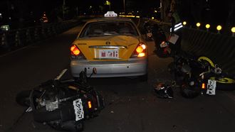 2車路中吵架！他急煞釀女友噴飛骨折