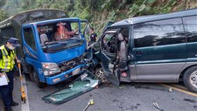 南投水里台21線，龍神橋，貨車車斗超載採茶工，撞車車禍 (圖/翻攝畫面)