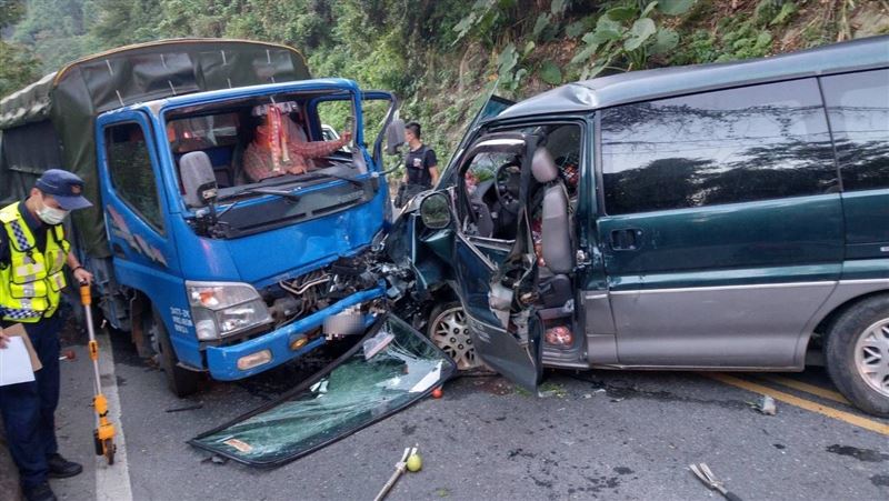 採茶車擠17人　對撞廂型車釀20傷