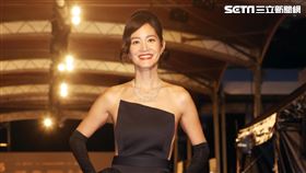 Janet（謝怡芬）的禮服正面看起來偏保守，僅在下半身開了高衩，但一轉側面不得了，渾圓胸型全部看光光。（記者邱榮吉/攝影）