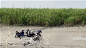 高屏溪下游萬丹、新園交界附近的攔砂霸，據100公尺，2遺體，高屏大橋 (圖/翻攝畫面)