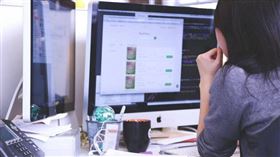 陸男研發一款APP干擾打卡系統，讓使用者不在範圍內也能成功打卡，最後被判刑。（示意圖／PIXABAY）