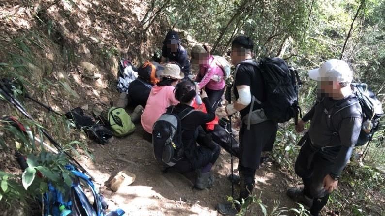 揪妻爬東卯山男子倒地　護理師急搶救