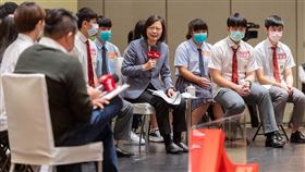 蔡英文總統30日下午出席《今周刊》舉辦「小英總統與高中生面對面論壇」，以「青春無懼，未來我行」為題，與學子們進行經驗分享與交流（圖／翻攝自總統府官網）