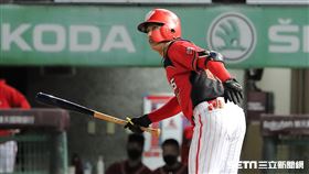 ▲味全龍二壘手吳東融安打送回龍隊第1分。（圖／記者劉彥池攝影）