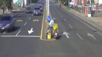 獨／機車停快車道　男闖分隔島綁廣告