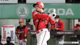 ▲味全龍一壘手劉基鴻安打帶有2分打點。（圖／記者劉彥池攝影）