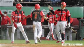▲味全龍張政禹、郭天信回本壘得分。（圖／記者劉彥池攝影）
