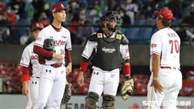 ▲樂天桃猿投手許峻暘連續被擊出安打，投手教練許銘傑上場更換投手。（圖／記者劉彥池攝影）