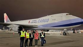 美國150萬劑莫德納起飛！蕭美琴PO送機照：台灣不孤單（圖／翻攝自蕭美琴臉書）