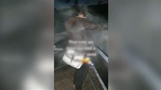 女兒將父骨灰撒大海 下一秒全到嘴裡