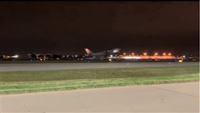 行政院長蘇貞昌晚間在臉書貼出一段華航飛機起飛的影片，蘇揆說，在急難中互相扶持，這就是「真朋友、真進展」（圖／截自蘇貞昌臉書）