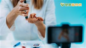 患者以往遇到問題無法與醫療團隊即時溝通，不僅容易中斷治療，也難以達成血糖控制目標，如今血糖管理在雲端平台與智慧裝置的輔助下補足慢性病治療的缺憾，讓糖尿病照護具備即時性、連續性、互動性。