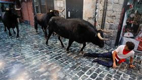 疫情過後，驚傳有西班牙男子在奔牛節上遭牛頂傷致死，也讓奔牛節的存廢再度引發討論，圖為示意圖。（圖／路透社／達志影像）