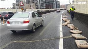台北市1部貨車行經市民高架橋時掉落20幾個水泥包。（圖／翻攝畫面）