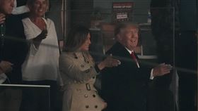 現身MLB世界大賽挺勇士　川普比「戰斧」手勢惹議，圖／路透社／達志影像