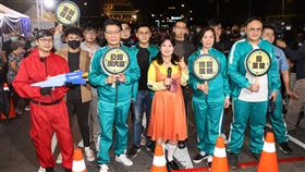 國民黨上演魷魚遊戲 宣傳年底公投（3）國民黨發起夜宿凱道49天活動，31日進入第2天，適逢萬聖節，台北市議員羅智強（左起）、中廣董事長趙少康、市議員游淑慧等人穿上知名戲劇「魷魚遊戲」裝扮，宣傳年底公投案。中央社記者鄭清元攝 110年10月31日