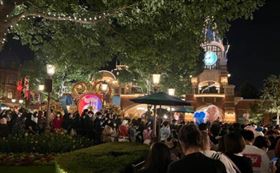 2天狂湧10萬遊客！上海迪士尼爆疫情封園　地鐵站也關了（圖／翻攝自南方都市報、上游新聞）