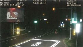 苗栗市，測速照相桿，4名少年，手遮車牌，超速違規，挑釁，警方開出10張罰單、罰款4萬 (圖/翻攝畫面)