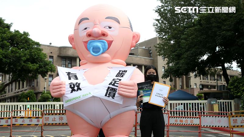 環團帶著蘇揆人偶　要求承諾淨零碳排