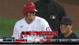 大谷翔平和張育成在壘間有說有笑。（圖／翻攝自網路）