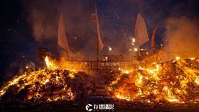 ▲東港迎王今日清晨火燒王船。（圖／存摺攝影提供）