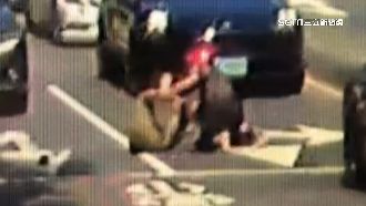 載羚羊角太凸出！騎士馬路搏鬥險遭輾