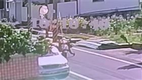 台中大雅區永和路，電纜線掉落，女騎士絆倒摔車　