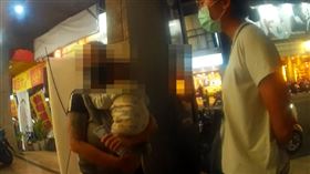 偽造蘭城精英住宿券，彩色列印賣7500，年輕夫妻抱2個月大男嬰面交，當場被逮 (圖/翻攝畫面)