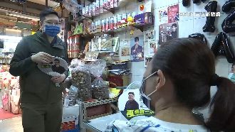 王浩宇拚議員初選　跑攤發扇子衝人氣