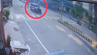 台南救護車載傷患　路口撞飛女騎士