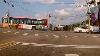 獨／車太舊？老公車上橋突「倒退嚕」