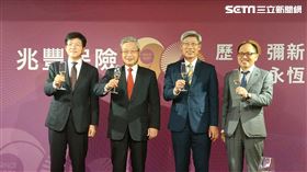 兆豐金控董事長張兆順（左二）、總經理胡兆華（左一）、兆豐保險董事長梁正德（右二）、總經理游建烽（右一）（圖／記者戴玉翔攝影）