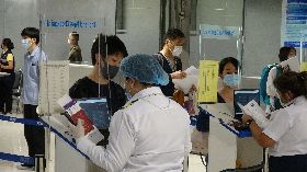 泰國機場工作人員檢查旅客文件