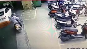 高雄市1名男子持刀搶走超市16500元後騎車逃逸。（圖／翻攝畫面）