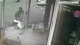 竹聯幫東堂吳姓成員等6人，分持3槍強盜新店車行。（圖／翻攝畫面）