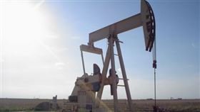 石油,油井（圖／翻攝自維基百科）
https://zh.wikipedia.org/wiki/%E7%9F%B3%E6%B2%B9#/media/File:Oil_well.jpg