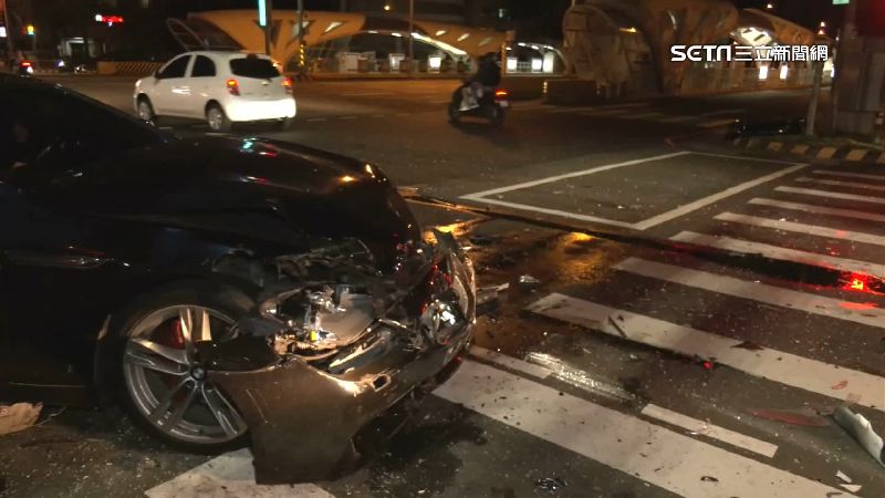 百萬轎車撞成廢鐵　車上嬰兒嚇哭送醫