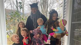 亞歷鮑德溫，妻子曬1家8口萬聖節變裝照。（圖／翻攝自希拉莉亞IG）