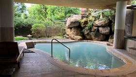 女網友指控，到陽明山知名飯店泡裸湯，竟有男性工作人員闖入。翻攝「好想住飯店⭕好康.踩雷不藏私」臉書