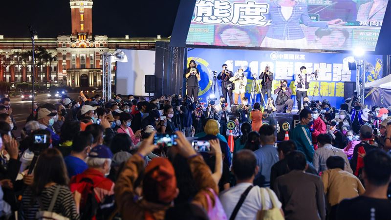 王丹槓羅智強：我不會蹭，我輕度潔癖