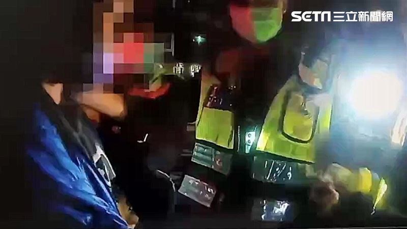 大方接受臨檢！他屁股猛貼車尾超悽慘
