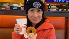 蕭美琴今（2）天貼出一張照片，她說，面對需克服難關且複雜的任務時，當順利完成一定要吃個甜甜圈（圖／翻攝自蕭美琴臉書）