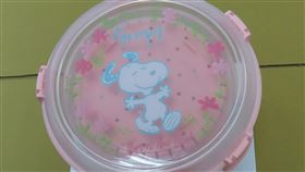 中國大陸出口之「史奴比瀝水籃保鮮盒」，於容器具溶出試驗不合格，蒸發殘渣值超標。（圖／食藥署提供）