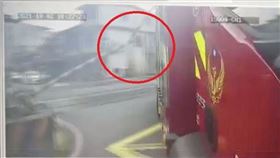 消防車行經平交道，柵欄突然放下，剛好打到消防車左後方。（圖／翻攝畫面）